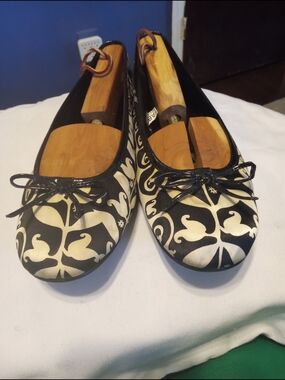 Xhilaration Satin Black and Cream Patterned Ballet Flats with Bow